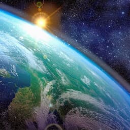 我的头像，内容是在地球上空中看太阳升起。
